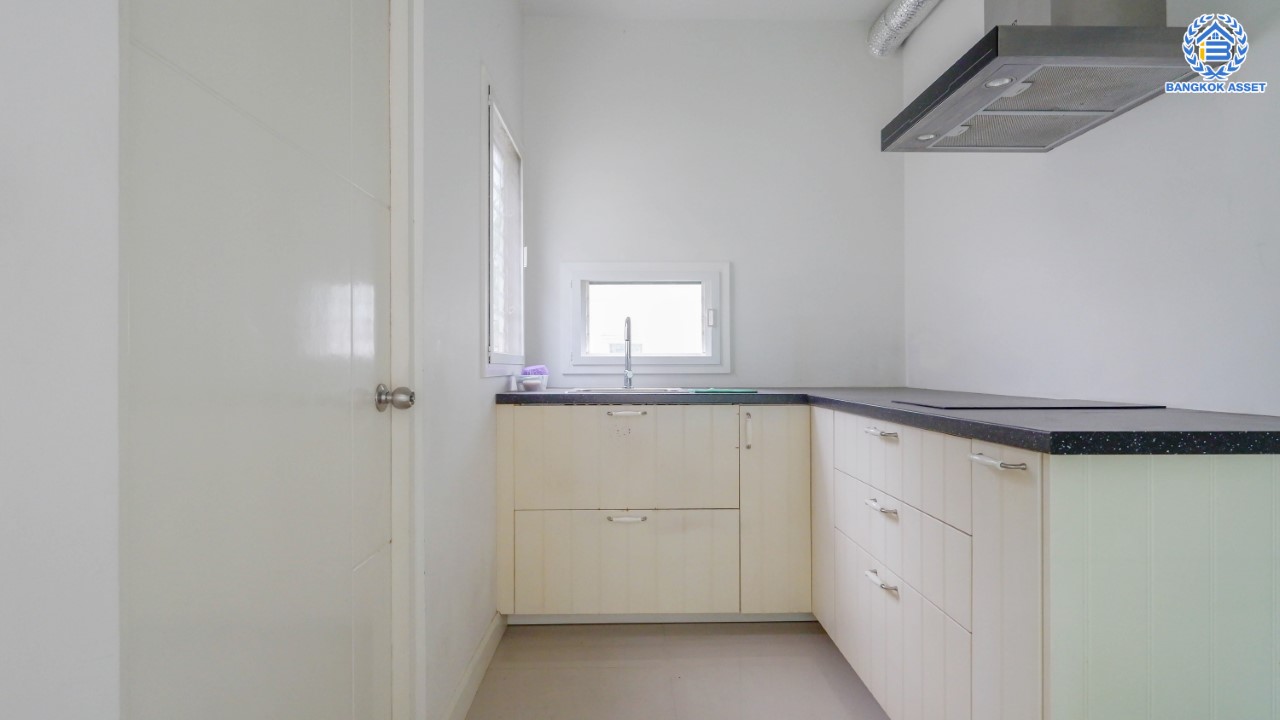 บ้านมือสองตกแต่งใหม่ แบรนด์สุดหรู Sansiri ม.คณาสิริ วงแหวน-พระราม5 ห้องมุม ตกแต่งสไตล์โมเดิร์น เนื้อที่ 56.7 ตร.ว. ฟังก์ชัน 3 ห้องนอน 2 ห้องน้ำ จอดรถได้ 2 คัน แถมแอร์ 1 เครื่อง และเครื่องดูดควัน 1 เครื่อง บนทำเลเดินทางสะดวก ใกล้เซ็นทรัลเวสต์เกต และรถไฟฟ้าสายสีม่วง "สถานีตลาดบางใหญ่"